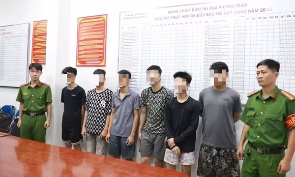 Công an phường Xóm Chiếu truy xét 14 thanh, thiếu niên chặn xe, hành hung người đi đường