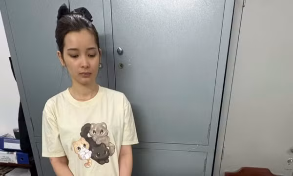 Nữ nhân viên đánh tráo vàng trưng bày tại cửa hàng để chiếm đoạt