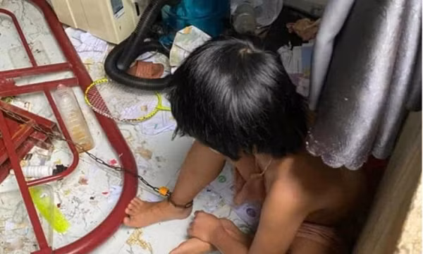Công an triệu tập đối tượng xích chân con gái ruột trong căn phòng bẩn thỉu