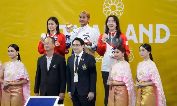 Kình ngư trẻ Việt Nam ngỡ ngàng khi đánh bại siêu sao từng giành 20 HCV SEA Games