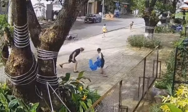 Làm rõ video người đàn ông xô ngã xe đạp điện, quất cây liên tục vào 3 cháu bé