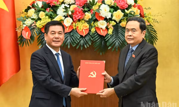 Hội nghị công bố Quyết định của Bộ Chính trị chỉ định Phó Bí thư chuyên trách Đảng ủy Quốc hội