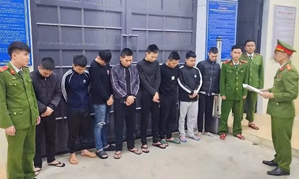 Khởi tố 8 đối tượng đánh bạc