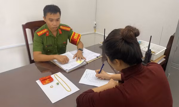 Lừa tới đưa hàng xóm đi ăn để quay lại trộm vàng