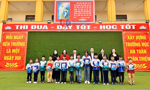 Trao 275 thẻ BHYT cho học sinh hoàn cảnh khó khăn
