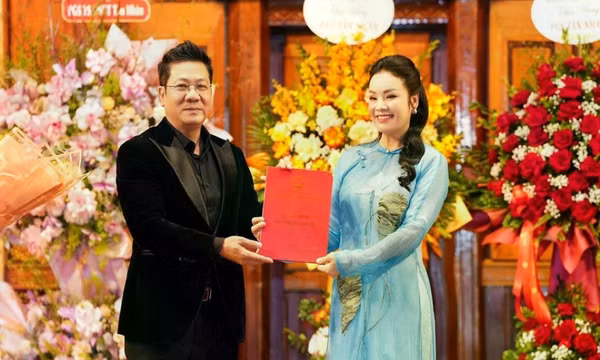 Ca sĩ Tân Nhàn lên chức Phó giáo sư