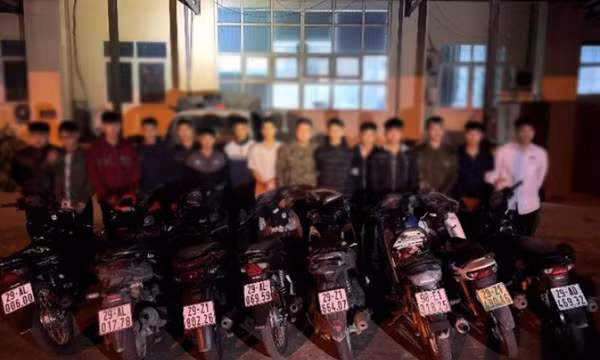 2 thanh niên chửi, cầm gạch ném nhóm 11 người ở Hà Nội