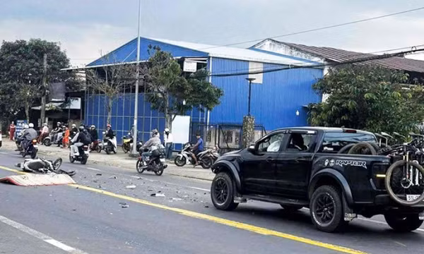 Xe máy va chạm ôtô bán tải tại Lâm Đồng, người phụ nữ tử vong tại chỗ