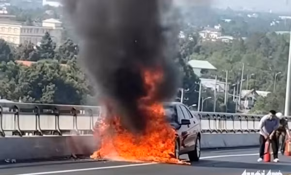 Xe Mercedes bất ngờ bốc cháy dữ dội trên cầu Rạch Miễu