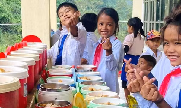 Hỗ trợ bữa ăn trưa cho học sinh tiểu học, THCS ở các xã biên giới
