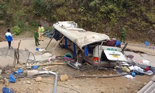 Điều tra ban đầu vụ lật xe chở đoàn thiện nguyện: Xe đột ngột bị mất phanh, lật ở lưng dốc