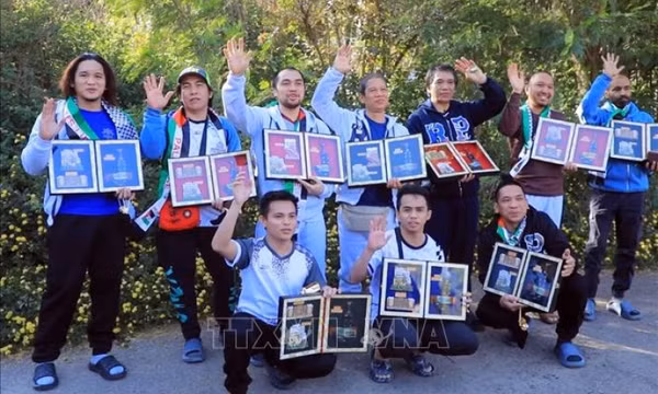 Houthi trả tự do cho 10 thủy thủ nước ngoài