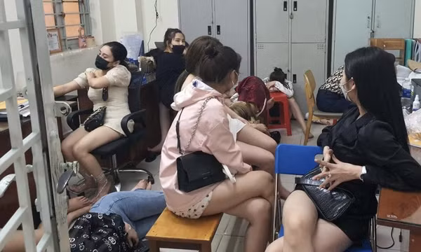 ‘Đột kích’ quán bar, phát hiện 50 người dương tính với ma túy