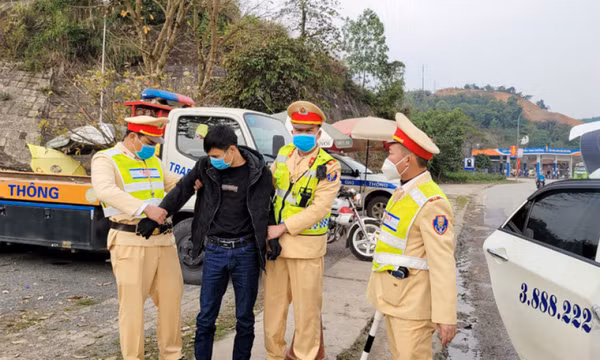 Phát hiện ma túy từ thái độ đáng ngờ của vị khách trên taxi