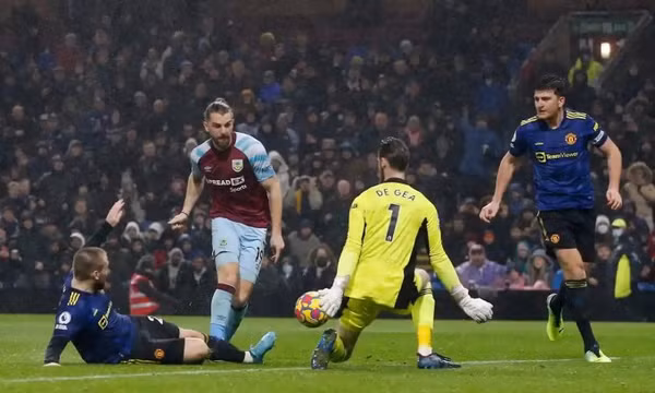 Đội chót bảng cầm chân Man Utd