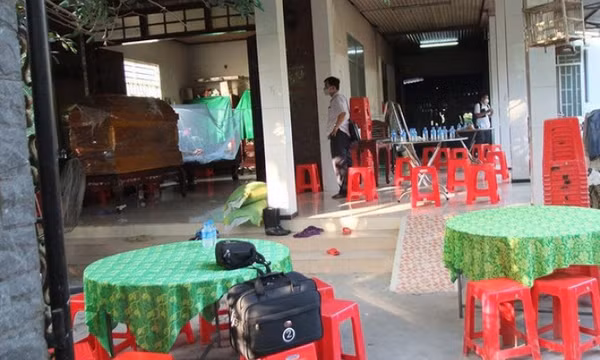 Vợ dùng kéo đâm chết chồng vì việc mua xe máy cho con