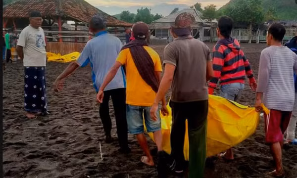 Indonesia: 10 người thiệt mạng vì sóng biển cuốn trôi khi đang thiền