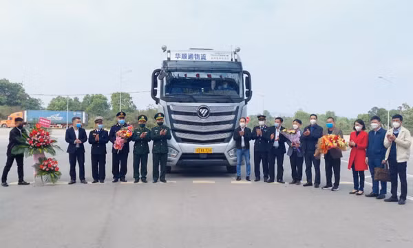 Lô hàng điện tử trị giá gần 2,4 triệu USD mở hàng thông quan Cửa khẩu Cầu Bắc Luân 2