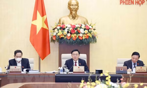 Xem xét quy định pháp luật liên quan đến Quốc kỳ, Quốc huy, Quốc ca