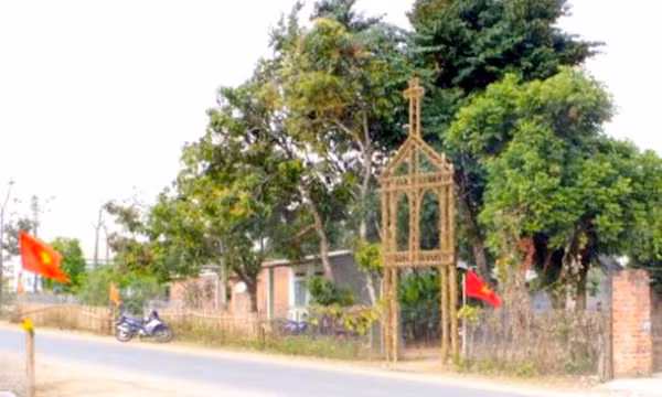 Người dân vây bắt đối tượng vác dao xông vào buổi lễ chém linh mục tử vong