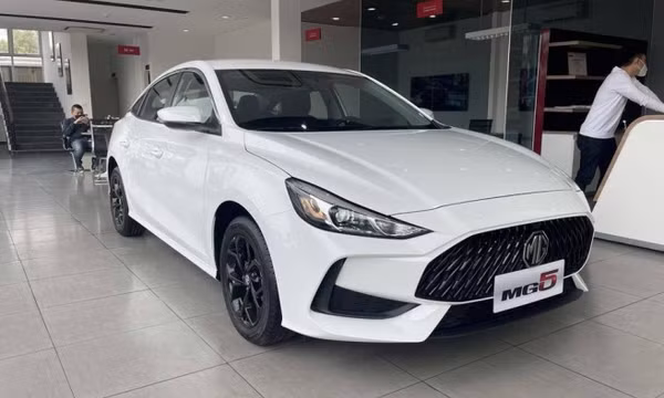 Cận cảnh MG5 2022 vừa về đại lý Việt: Thiết kế mãn nhãn, trang bị ngập tràn, tăng độ khó cho Kia K3