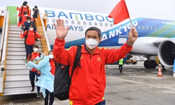 Đội tuyển nữ Việt Nam trở về