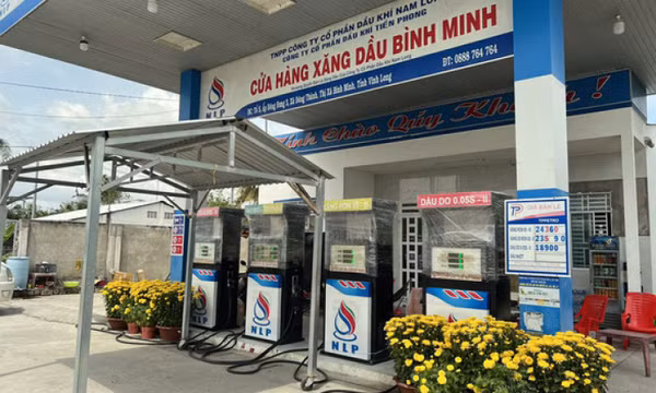 Phát hiện một cửa hàng xăng dầu ở Sóc Trăng ‘găm’ tới cả ngàn lít xăng