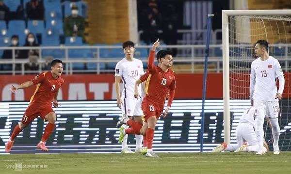 Việt Nam trở lại top 100 FIFA