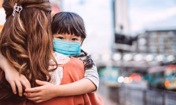 Trẻ mắc Covid-19 cha mẹ cần làm gì?