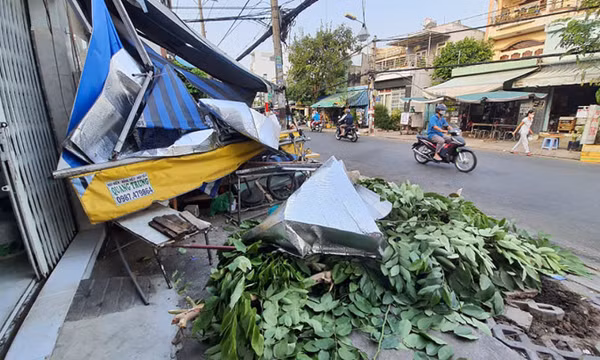 Ôtô lao vào quán nhậu, 3 người bị thương
