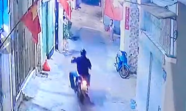Truy tìm kẻ chạy xe máy cầm dao vô cớ chém nhiều người ở Vũng Tàu