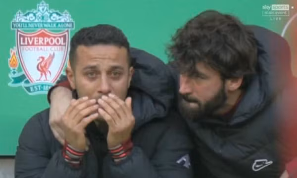 Liverpool nhận tin dữ trong ngày đăng quang Cúp Liên đoàn