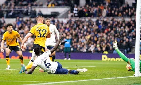 Tottenham thua ba trận liên tiếp