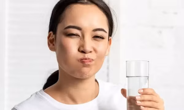 Tại sao bạn nên dừng súc miệng sau khi chải răng xong?