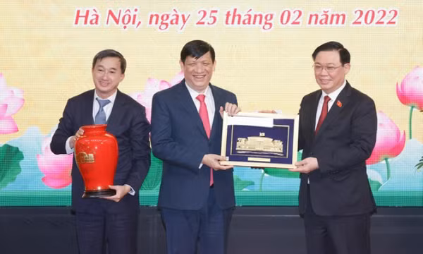 Chủ tịch Quốc hội: Không giấy bút nào tả hết được sự vất vả, hy sinh của cán bộ y tế