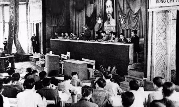 'Tự phê bình và phê bình là thứ vũ khí sắc bén nhất...'
