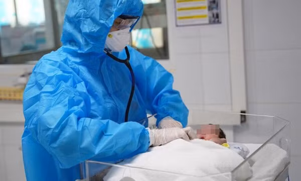 Hà Nội yêu cầu tập trung công tác điều trị cho trẻ em mắc COVID-19