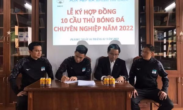 Kiatisuk bổ sung 10 cầu thủ cho HAGL