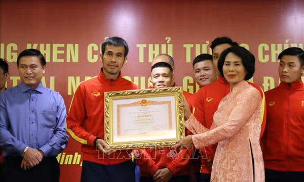 Đội tuyển Futsal Việt Nam đón nhận Bằng khen của Thủ tướng Chính phủ