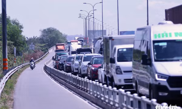 Nhiều vụ va chạm liên tiếp, cao tốc TP.HCM - Long Thành - Dầu Giây kẹt xe nhiều giờ
