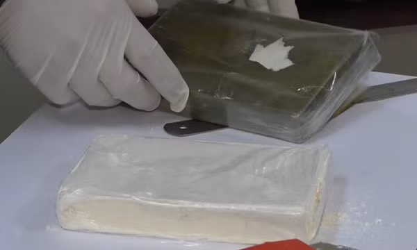 Bắt giữ 2 đối tượng mua bán trái phép 1 bánh heroin