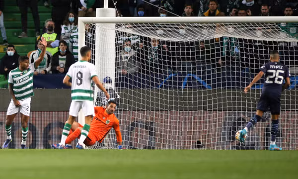 Man City đặt một chân vào tứ kết Champions League