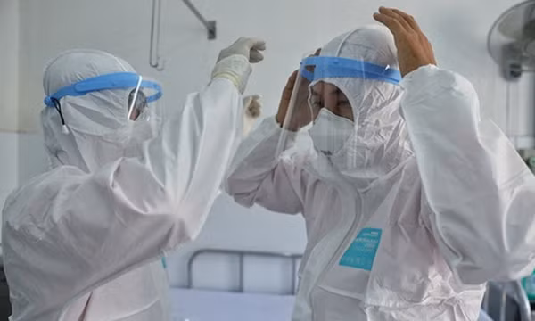 Sáng 23/12: Gần 8.200 ca COVID-19 nặng đang điều trị; Hoàn thành tiêm mũi 2 vaccine cho người trên 18 tuổi cuối tháng 12