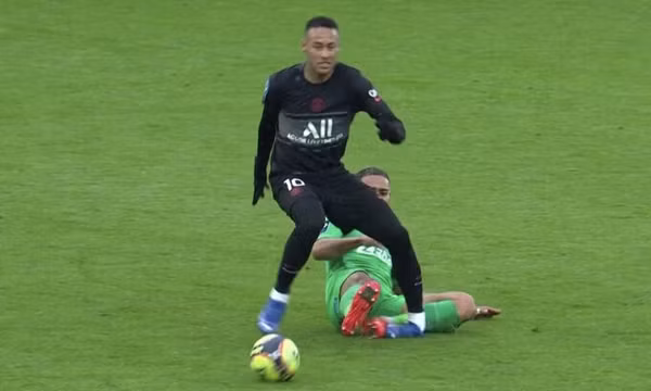 Neymar chấn thương gập cổ chân 90 độ
