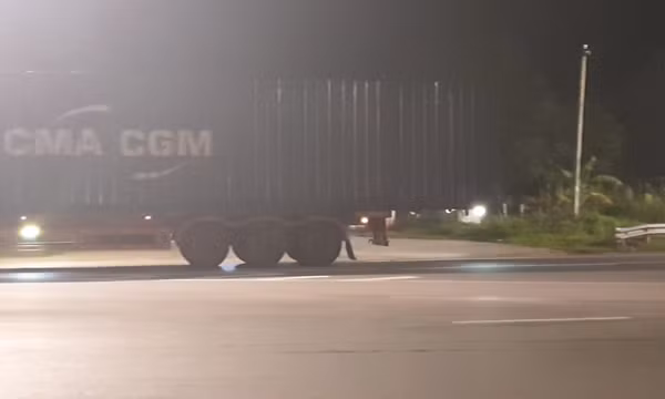Đoàn xe container quá khổ “lộng hành” trên Quốc lộ 18
