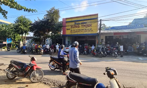 Mua vàng bằng tiền âm phủ rồi cướp bỏ chạy