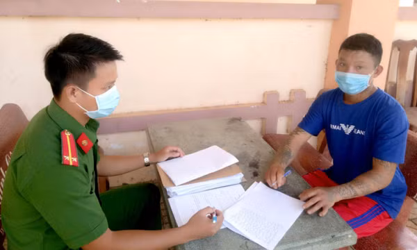 Chủ nhà vận động người làm thuê bị truy nã ra đầu thú