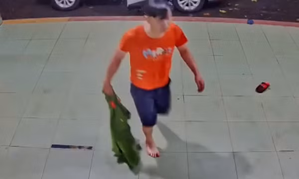 Cảnh sát chĩa súng vào nhân viên y tế bị đình chỉ công tác