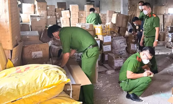Phát hiện lô hàng nghi nhập lậu trị giá hàng tỷ đồng