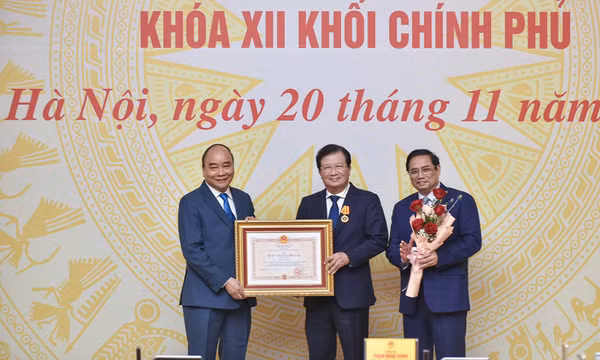 Trao Quyết định khen thưởng, nghỉ hưu cho một số thành viên Chính phủ nhiệm kỳ 2016-2021